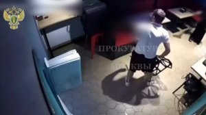 Пьяный дебошир закидал стульями посетителя кафе в Москве.