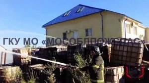 В Подмосковье в промзоне загорелись два бензовоза