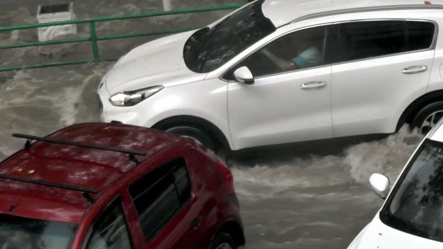 Ливневый дождь ударил по центру Геленджика и залил платановую аллею