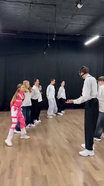 Шаффл Баттл Girls VS Boys WHO BEST ? NEON BATTLE смотреть онлайн