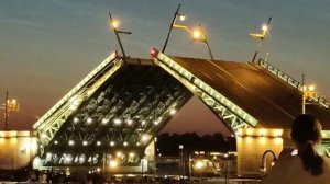 Ночная разводка Дворцового моста в Санкт-Петербурге.