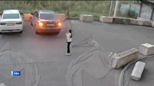 В уфимском дворе школьница напоролась на леску, натянутую на металлические штыри