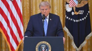 Оператор суфлера Белого дома заработал $100 тыс на ставках о заявлениях Трампа