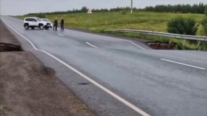 В Сармановском районе Татарстана на глазах у водителей провалилась дорога