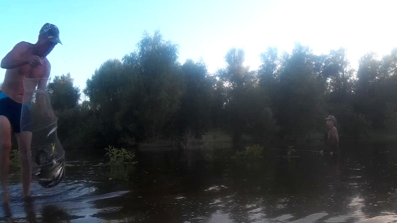 За карасем с внуками на Ахтубу фортуна не подвела.