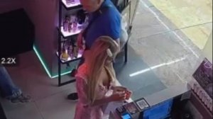 В Москве озабоченный дед не удержался и внаглую заглянул под юбку девушки в ТЦ «Афимолл»