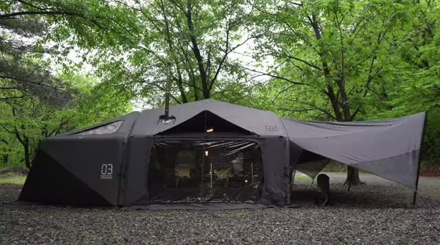 yoyocamp Две очаровательные девушки отдыхают в огромной двухкомнатной надувной палатке.