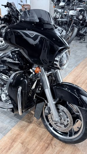 + 2012 HD Street Glide 103 ABS Vivid Black 11K (VIN 5HD***2398)