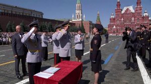 На Красной площади выпускникам Московского университета МВД вручили дипломы и нагрудные знаки.