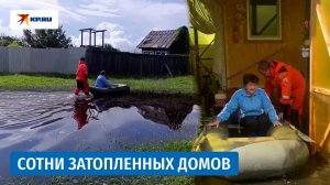 Спасатели на лодках эвакуируют жителей затопленного города в Свердловской области
