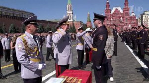 Выпускникам Московского университета МВД вручили дипломы на Красной площади.
