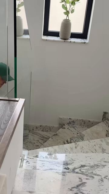 Похоже, ни один из них не забудет эту встречу. Комедия.