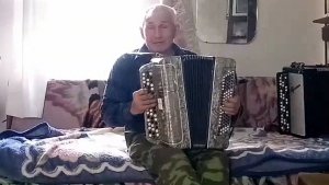 Ставеньки скрипнули.
