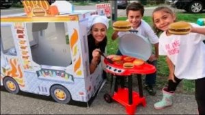 В детской игре «Готовим» дети готовят десерты.
