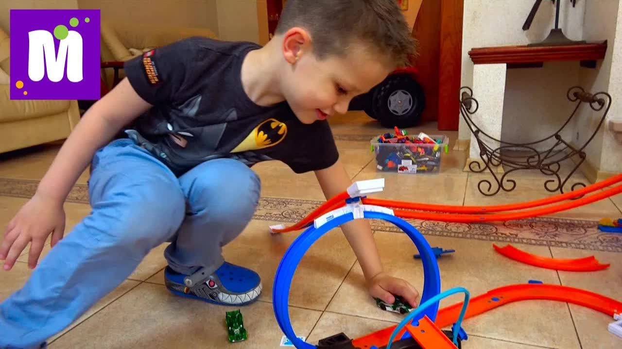 Макс соединяем 2 новых трека в 9 метров дорог Hot Wheels мертвая петля и много машинок Хот смотреть онлайн
