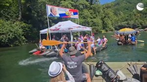 Большой плакат с портретом Путина подняли участники ежегодной регаты в Сербии.