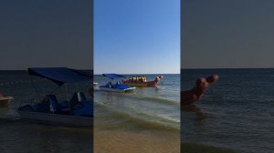 Сын на бананчике хулиганчике поехал по морю.Довольный такой