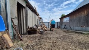 копнули свеженькую картошечку/ пролил дождь еще/ а мы продолжаем убирать