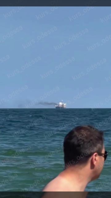 Одесситы фотографируются на фоне горящего корабля хохлоскотов