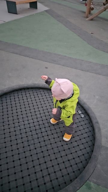 Прыжки на батуте — это так весело! 🤸♀️🤸♂️ #прыжки #батут #веселье
