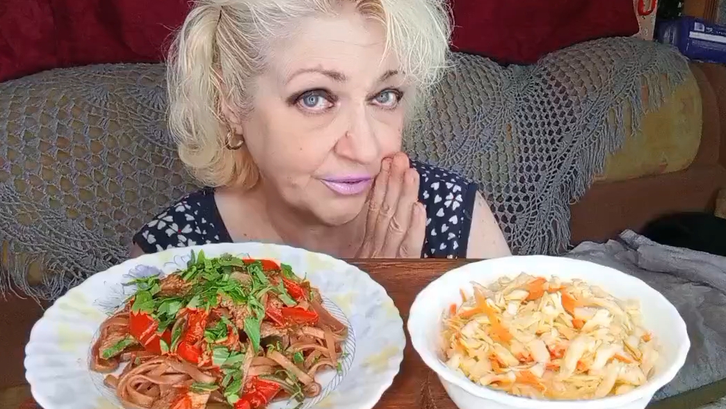 Мукбанг ГУТАЛИН Выручит Ваше Лицо В Любой СИТУАЦИИ! Соба с Мясом и ОВОЩАМИ! смотреть онлайн