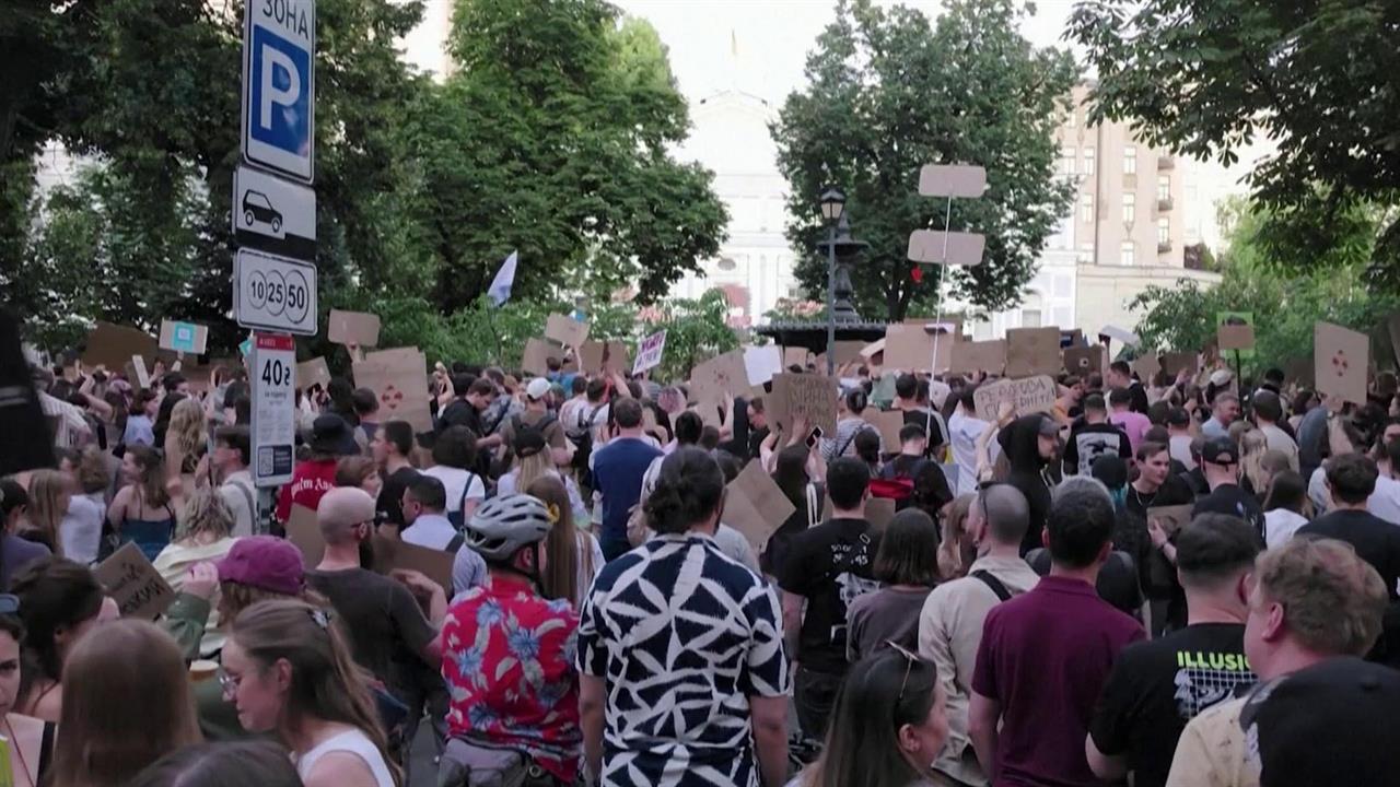 В СМИ назвали "битвой за распил средств Минобороны" акции против отставки Михаила Федорова. смотреть онлайн