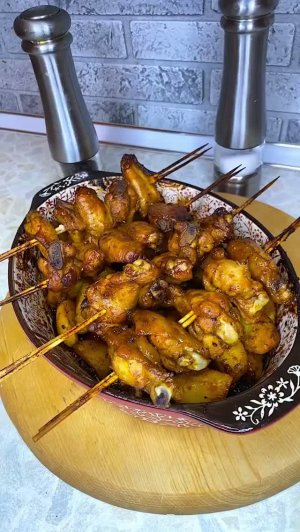 Куриные крылья в медовом соусе .