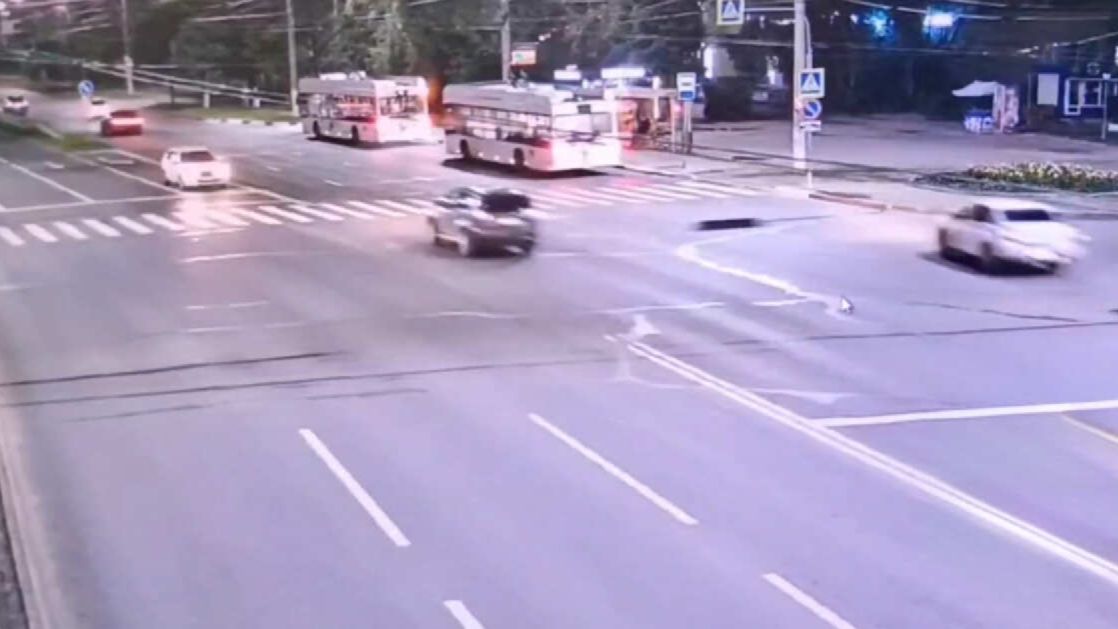 Легковушка протаранила остановку с людьми в Чебоксарах, один человек погиб смотреть онлайн