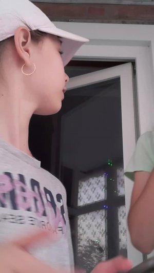 р