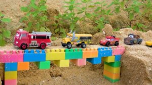 BIBO и машинки | Игрушечные машинки едут по мосту