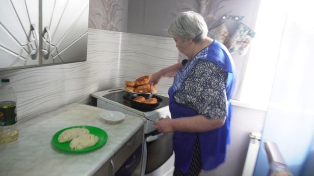 Готовлю для сына добрые пирожки из домашней картошки Сынок уплетает за обе щёки ПОДВАЛ ИЛЬИЧА пироги смотреть онлайн