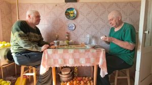 Братья близнецы за столом завтракают. (Видео монтаж)
