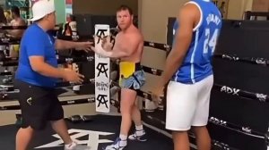 Энтони Джошуа набирается опыта у Канело