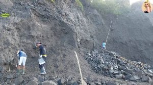 Строительство, шахтёры добывают песок в карьере