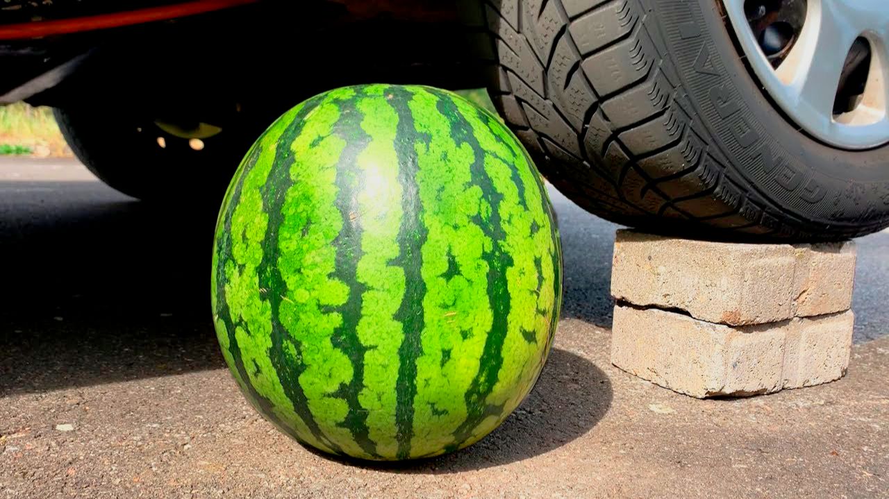 ЭКСПЕРИМЕНТ АРБУЗ ПРОТИВ АВТОМОБИЛЯ - Измельчение хрустящих мягких продуктов на машине смотреть онлайн
