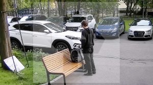 Москвича с расчлененным отцом в рюкзаке сняли камеры во дворе