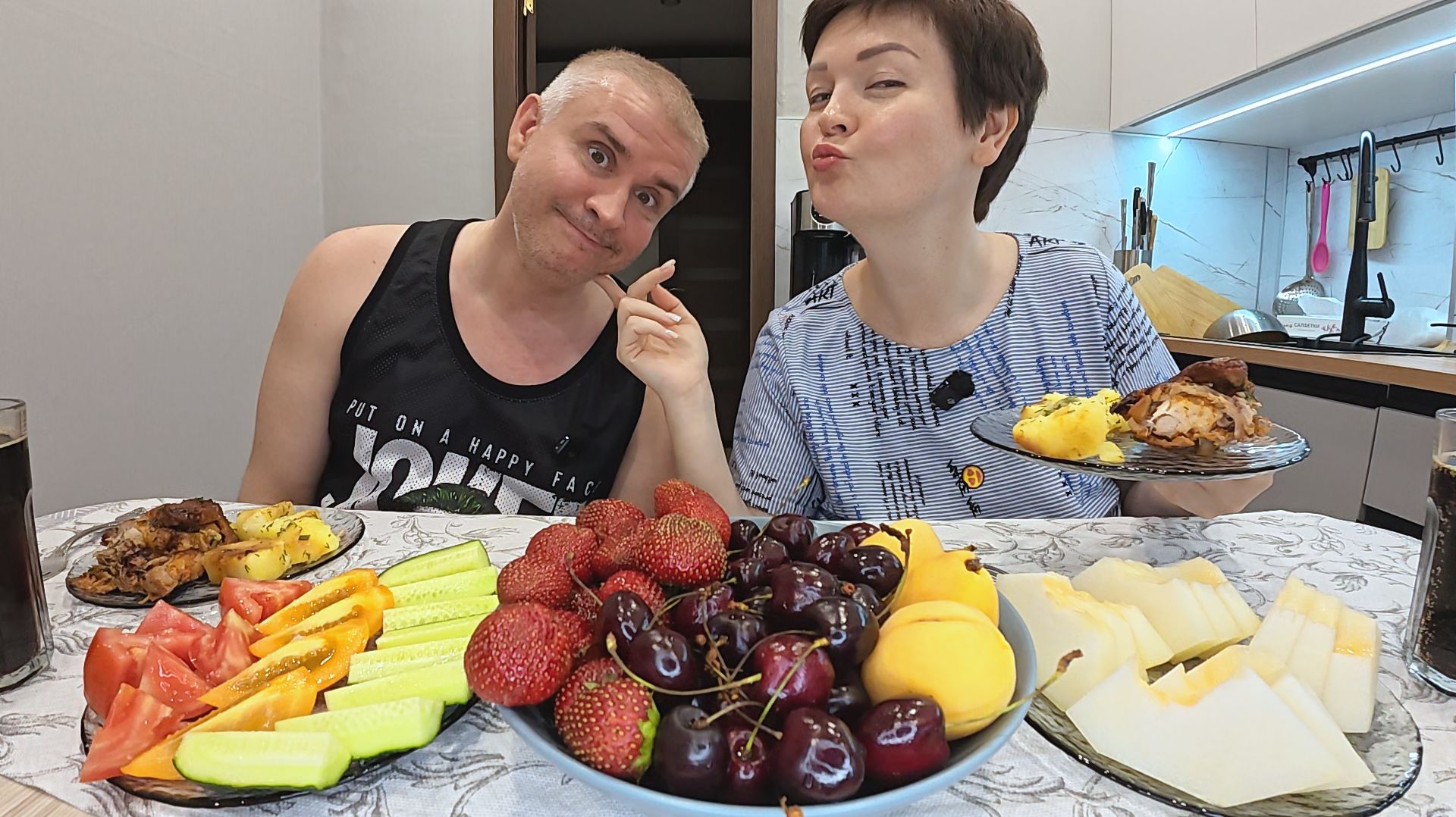 Мукбанг кто в семье должен ЕСТЬ БОЛЬШЕ? ГЛУПЫЕ женщины и синдром ЖЕРТВЫ! Семейный ужин в России смотреть онлайн