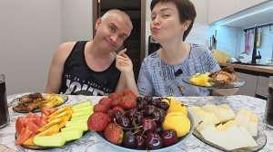Мукбанг кто в семье должен ЕСТЬ БОЛЬШЕ? ГЛУПЫЕ женщины и синдром ЖЕРТВЫ! Семейный ужин в России