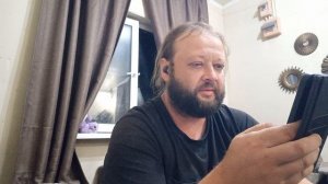 Попил холодного кофе и устроился поудобнее в домике читать и отвечать на комментарии зрителей