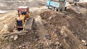Good Work Operator Skill With DumpTruck 25TON Many Transport Land With Dozer KOMATSU Push Land