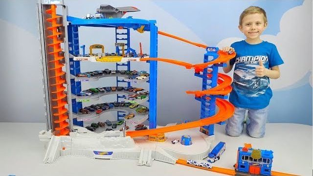 МАШИНКИ и самый ОГРОМНЫЙ трек Hot Wheels МЕГА ГАРАЖ и Полицейский участок Хот Вилс Сити с машинками смотреть онлайн