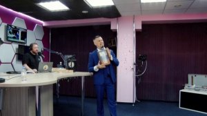 Руслан Серебров выполнил номер с 20 шпагами в прямом эфире и установил Рекорд России