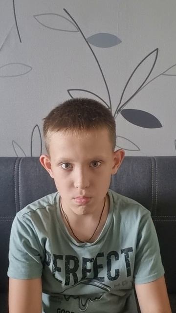 распаковка на диване