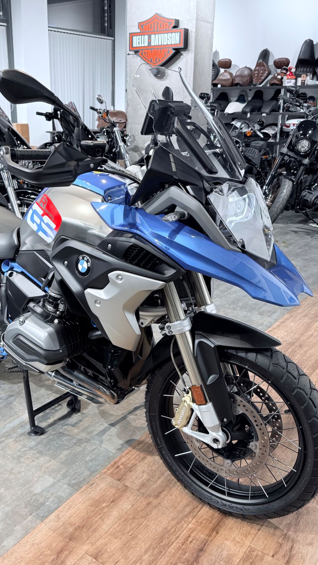 + 2017 BMW R1200GS Rallye Edition 32K (VIN WB10***0994) смотреть онлайн
