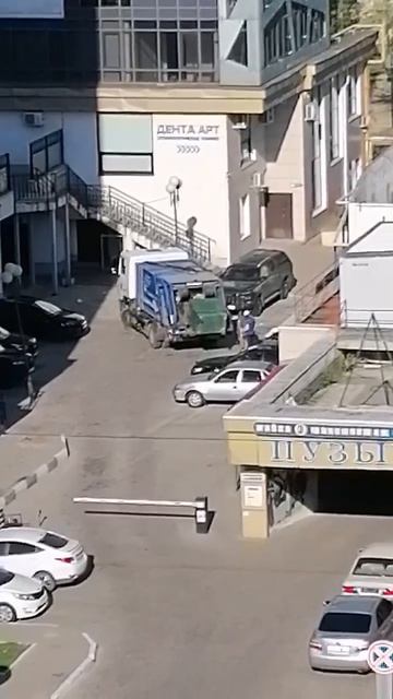 Мусоровоз с задней загрузкой.