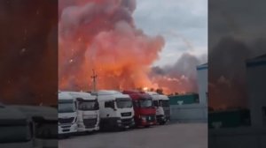 Еще один ракурс фейерверка на ракетном заводе ВСУк в пригороде Куева. Боеприпасы весело улетают🤣