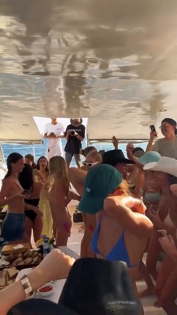 Большая Яхта, полный движ ✌🥃🤟
#сочи  #яхта  #движ