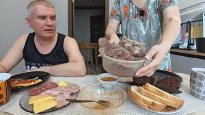 Мукбанг Вован ОТКАЗЫВАЕТСЯ есть мою СТРЯПНЮ! Мы БУРЖУИ едим сразу 2 вида ИКРЫ на семейный завтрак