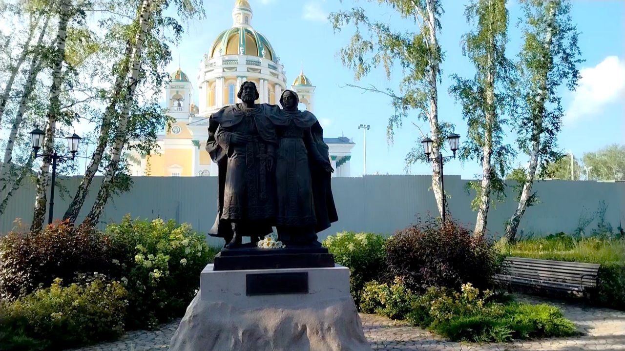 Скульптура Петра и Февронии в березовой роще