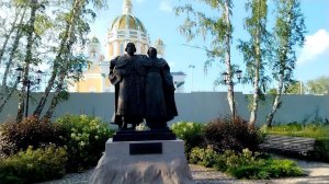 Скульптура Петр и Феврония в березовой роще